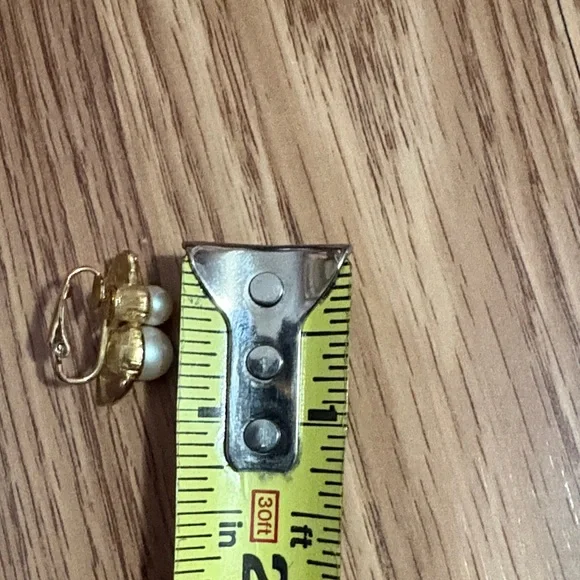 MARVELA VINTAGE GOLD-TONE FAUX IVORY PEARL LEVERBACK .8" EARRINGS - Picture 7 of 8